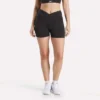 Core högmidjade shorts för damer