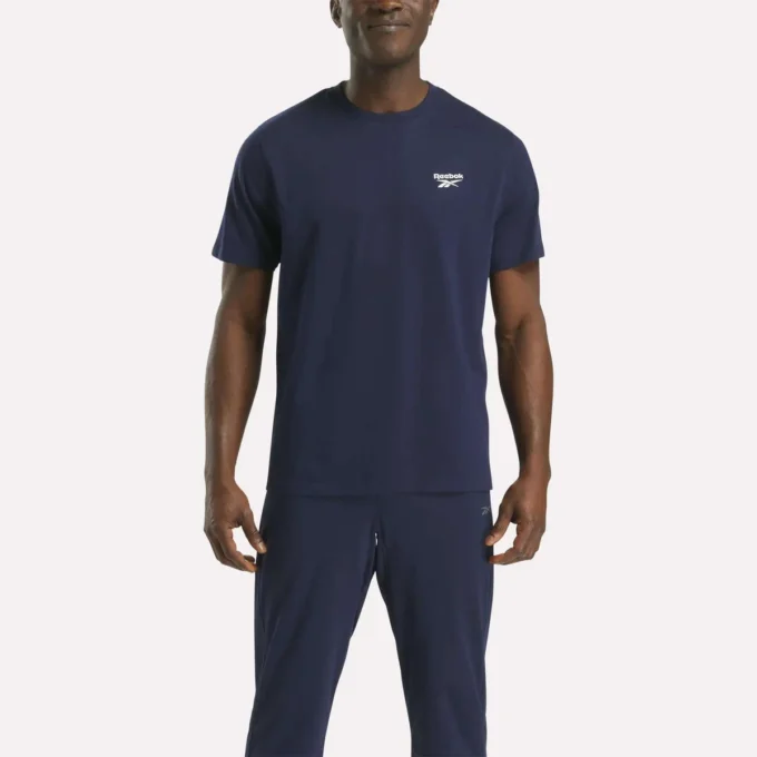Herr-T-shirt med kort ärm, rund hals och liten logotyp Herr-T-shirt med kort ärm, rund hals och liten logotyp