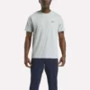 Herr-T-shirt med kort ärm, rund hals och liten logotyp Herr-T-shirt med kort ärm, rund hals och liten logotyp