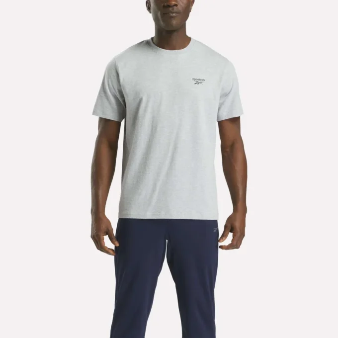Herr-T-shirt med kort ärm, rund hals och liten logotyp Herr-T-shirt med kort ärm, rund hals och liten logotyp