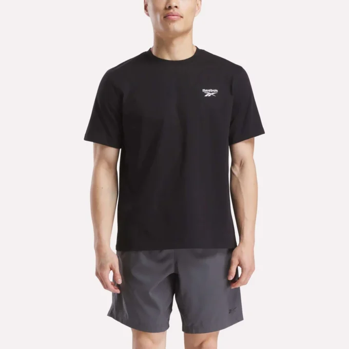 Herr-T-shirt med kort ärm, rund hals och liten logotyp Herr-T-shirt med kort ärm, rund hals och liten logotyp