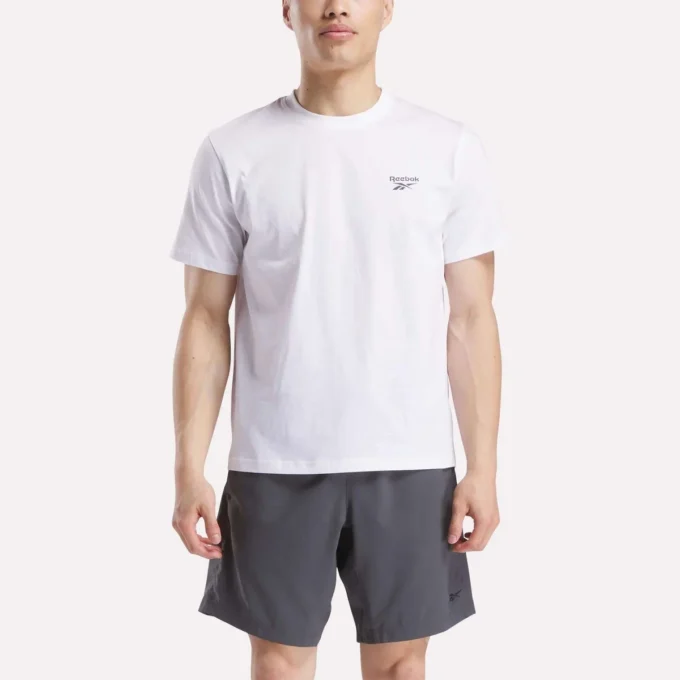 Herr-T-shirt med kort ärm, rund hals och liten logotyp Herr-T-shirt med kort ärm, rund hals och liten logotyp