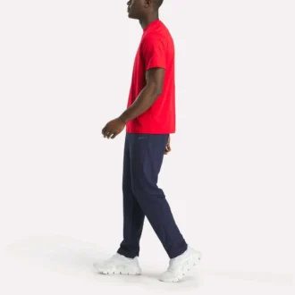 Herr-T-shirt med kort ärm, rund hals och liten logotyp