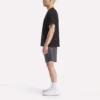 Herr-T-shirt med kort ärm, rund hals och liten logotyp Herr-T-shirt med kort ärm, rund hals och liten logotyp