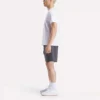 Herr-T-shirt med kort ärm, rund hals och liten logotyp Herr-T-shirt med kort ärm, rund hals och liten logotyp