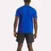Herr-T-shirt med kort ärm, rund hals och liten logotyp Herr-T-shirt med kort ärm, rund hals och liten logotyp