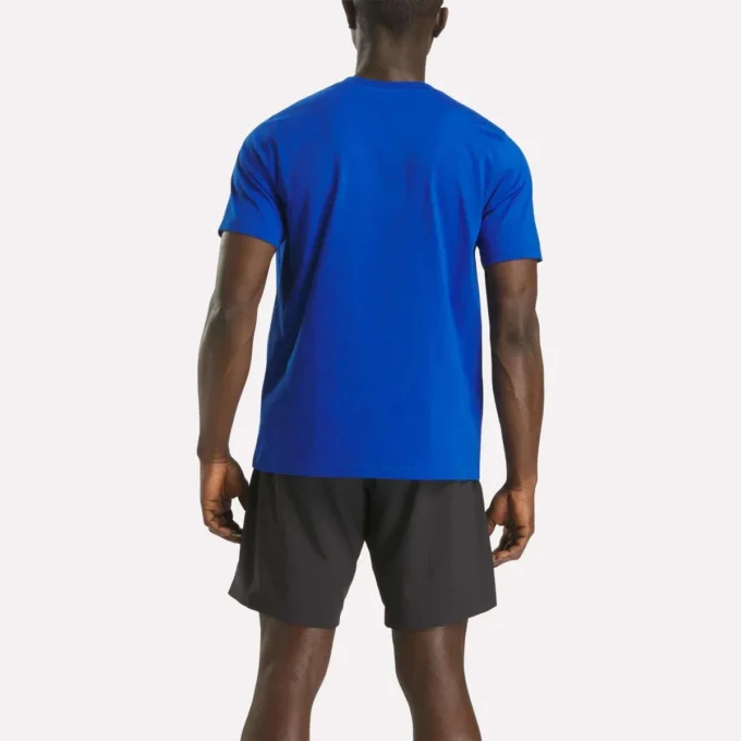 Herr-T-shirt med kort ärm, rund hals och liten logotyp Herr-T-shirt med kort ärm, rund hals och liten logotyp