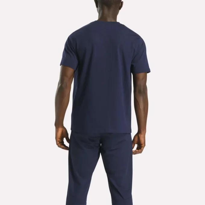 Herr-T-shirt med kort ärm, rund hals och liten logotyp Herr-T-shirt med kort ärm, rund hals och liten logotyp