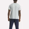 Herr-T-shirt med kort ärm, rund hals och liten logotyp Herr-T-shirt med kort ärm, rund hals och liten logotyp