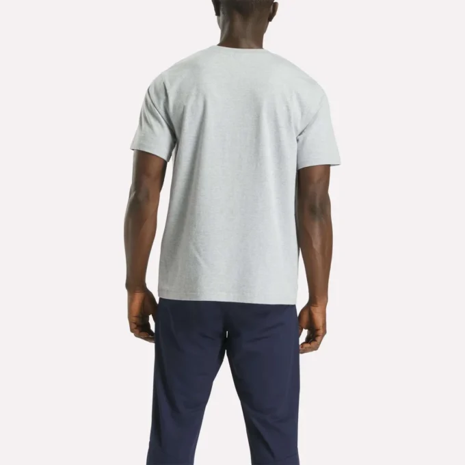 Herr-T-shirt med kort ärm, rund hals och liten logotyp Herr-T-shirt med kort ärm, rund hals och liten logotyp