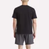 Herr-T-shirt med kort ärm, rund hals och liten logotyp Herr-T-shirt med kort ärm, rund hals och liten logotyp