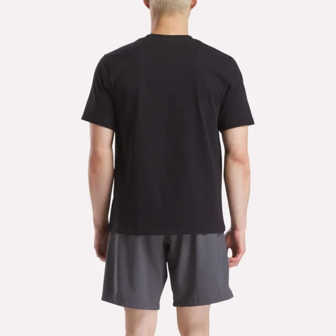 Herr-T-shirt med kort ärm, rund hals och liten logotyp Herr-T-shirt med kort ärm, rund hals och liten logotyp