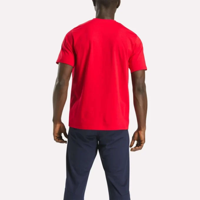 Herr-T-shirt med kort ärm, rund hals och liten logotyp Herr-T-shirt med kort ärm, rund hals och liten logotyp
