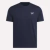 Herr-T-shirt med kort ärm, rund hals och liten logotyp Herr-T-shirt med kort ärm, rund hals och liten logotyp