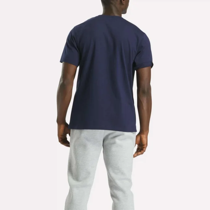 Herr-T-shirt med stor logotyp och rund hals Herr-T-shirt med stor logotyp och rund hals