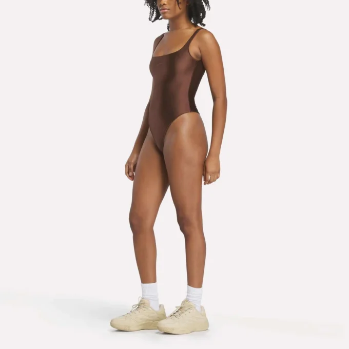 Reebok x Angel Reese Bodysuit för damer Reebok x Angel Reese Bodysuit för damer