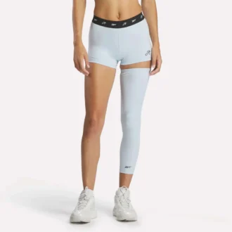 Reebok x Angel Reese minishorts och ärm Reebok x Angel Reese minishorts och ärm