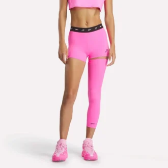 Reebok x Angel Reese minishorts och ärm Reebok x Angel Reese minishorts och ärm