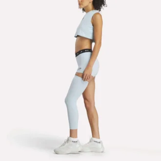 Reebok x Angel Reese minishorts och ärm Reebok x Angel Reese minishorts och ärm