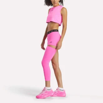 Reebok x Angel Reese minishorts och ärm Reebok x Angel Reese minishorts och ärm